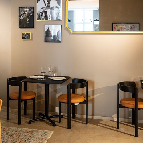 STOCKHOLM 2025 döşemeli ahşap sandalye, koyu kahve-deri