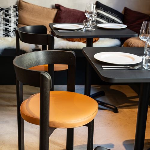 STOCKHOLM 2025 döşemeli ahşap sandalye, koyu kahve-deri
